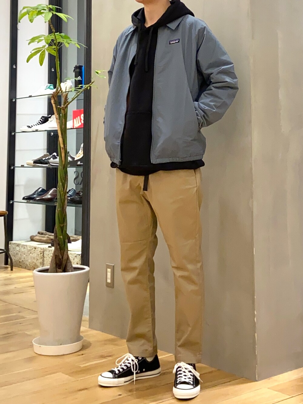 ベージュ系のその他パンツ、その他のその他、ブラック系のその他を着用したメンズの春コーディネートの5枚目の写真