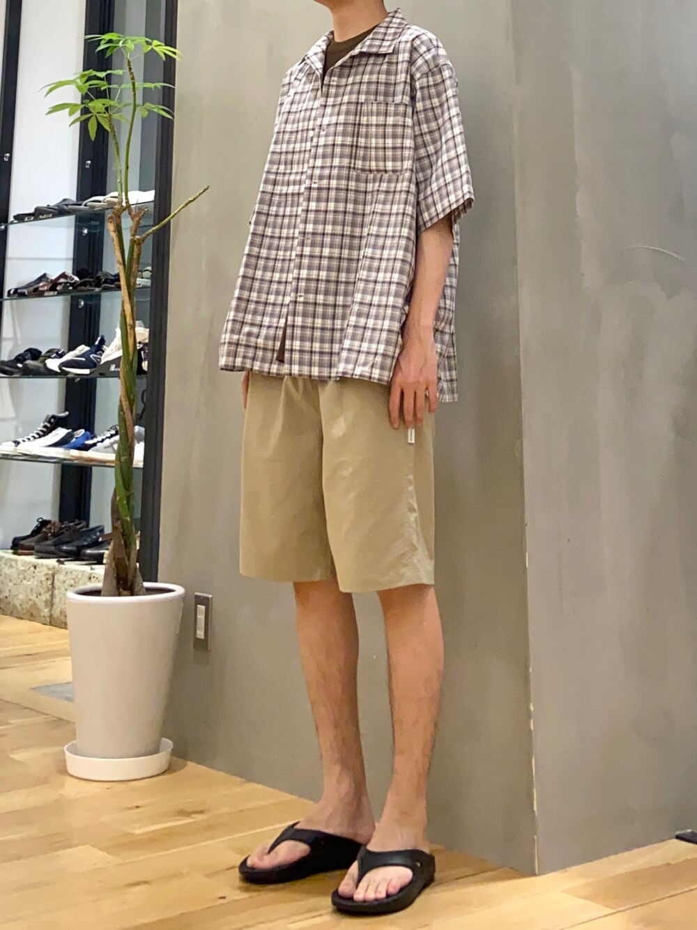 グレー系のシャツ/ブラウス、ブラウン系のTシャツ/カットソー、ベージュ系のその他パンツを着用したメンズの春コーディネートの3枚目の写真