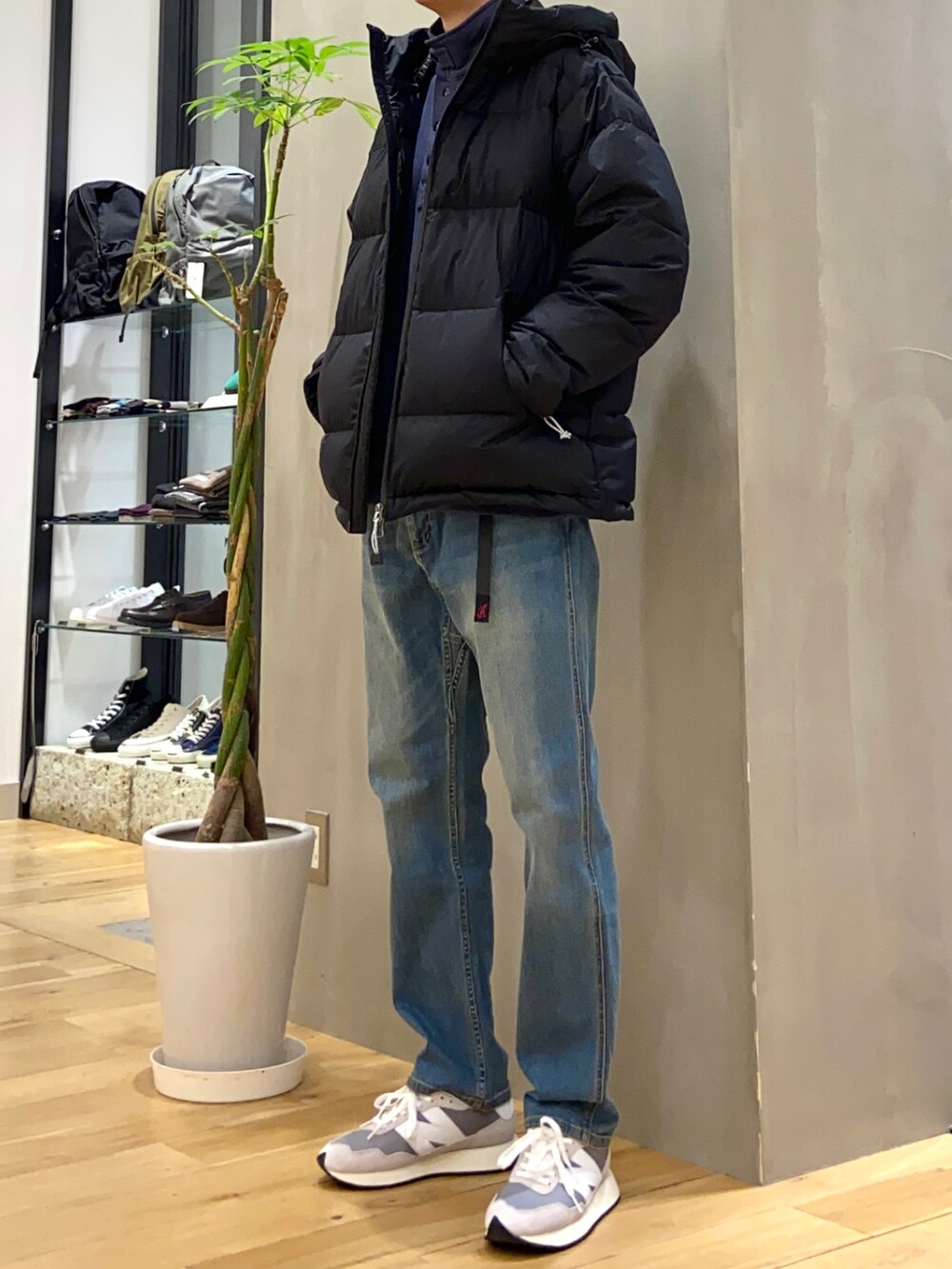 ブラック系のダウンジャケット/コート、ブルー系のスウェット、ブルー系のその他パンツを着用したメンズの冬コーディネートの2枚目の写真