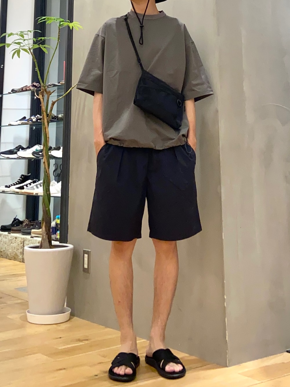 グレー系のTシャツ/カットソー、ブルー系のその他パンツ、ブラック系のサンダルを着用したメンズの夏コーディネートの3枚目の写真