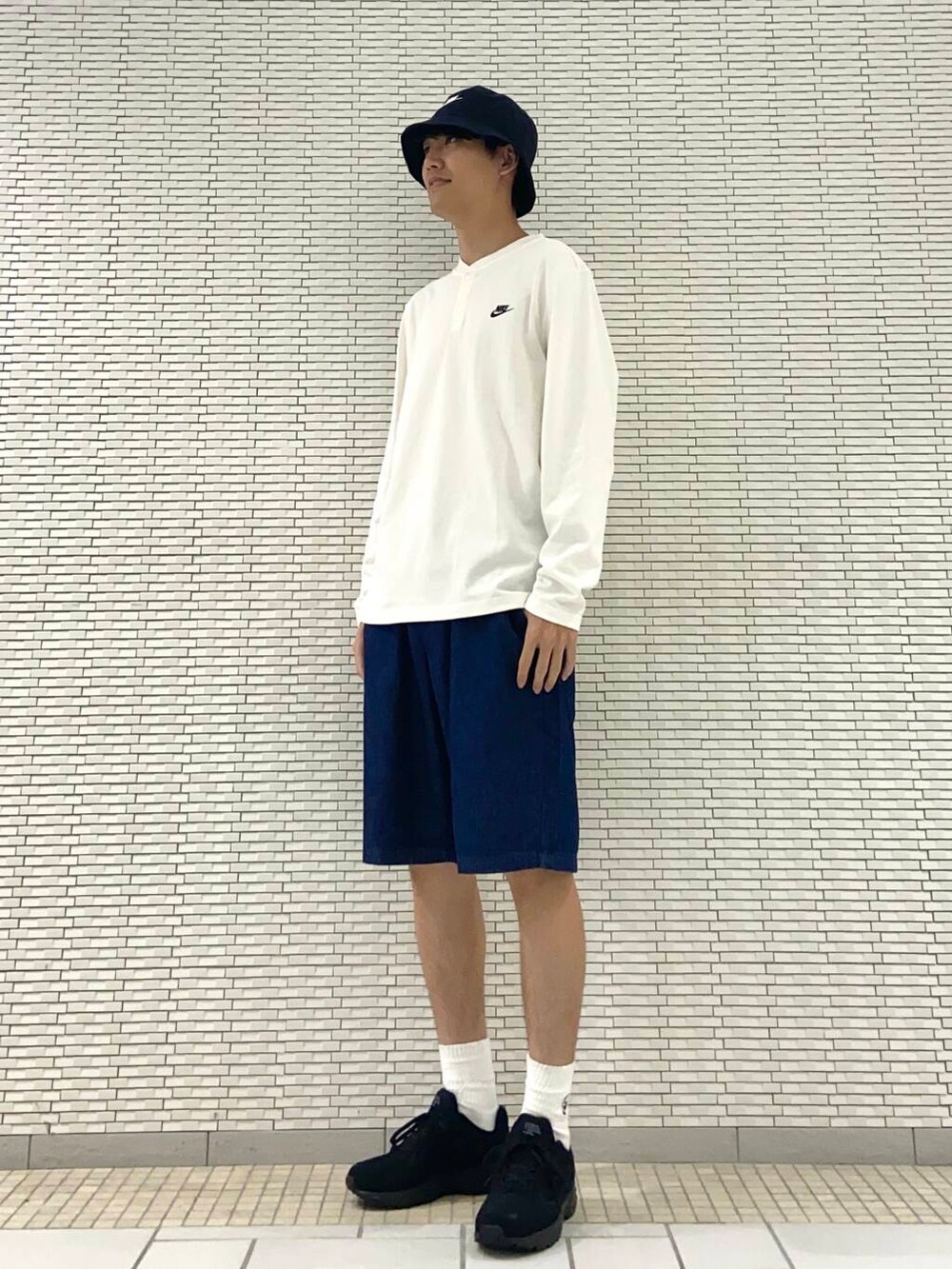 ブルー系のその他パンツ、ブラック系のスニーカー、ホワイト系のTシャツ/カットソーを着用したメンズの夏コーディネートの2枚目の写真