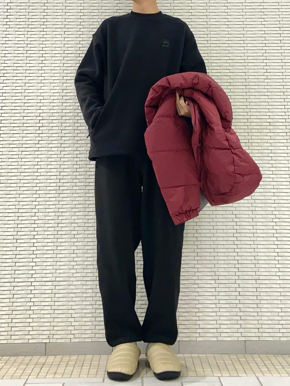 レッド系のダウンジャケット/コート、ブラック系のその他トップス、ブラック系のその他パンツを着用したメンズの冬コーディネートの2枚目の写真