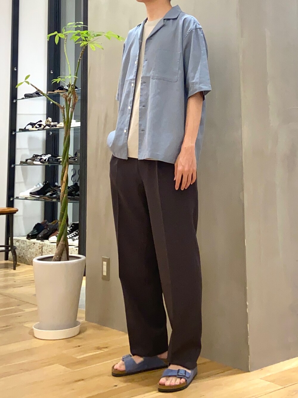 ブルー系のシャツ/ブラウス、グレー系のTシャツ/カットソー、ブルー系のサンダルを着用したメンズの夏コーディネートの2枚目の写真