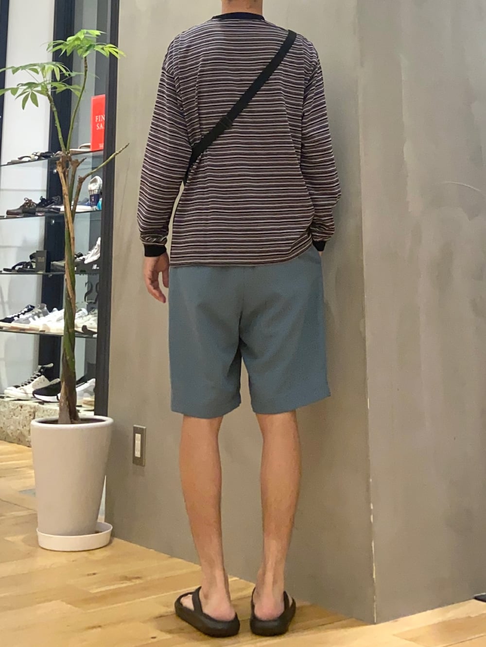 ブラック系のTシャツ/カットソー、ブラック系のショルダーバッグ、ブルー系のその他パンツを着用したメンズの夏コーディネートの3枚目の写真