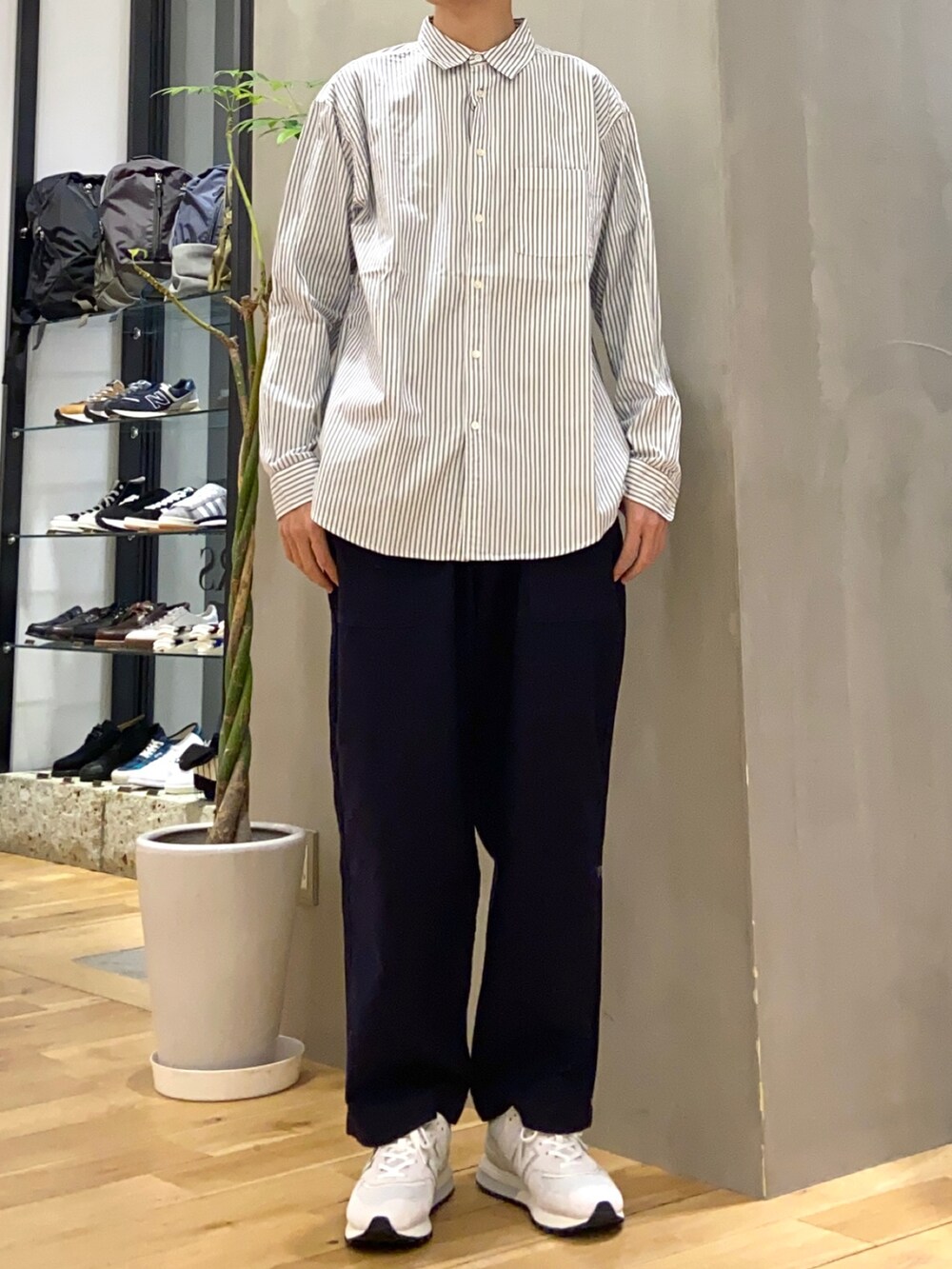 ブルー系のマウンテンパーカー、ブルー系のシャツ/ブラウス、ブルー系のその他パンツを着用したメンズの春コーディネートの2枚目の写真