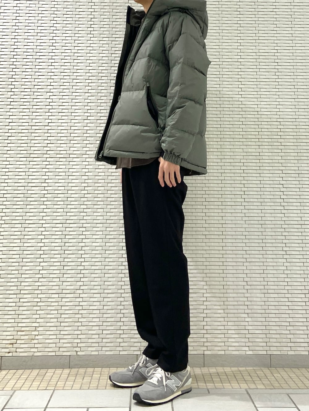 グリーン系のダウンジャケット/コート、ブラウン系のシャツ/ブラウス、ブラック系のその他パンツを着用したメンズの冬コーディネートの2枚目の写真