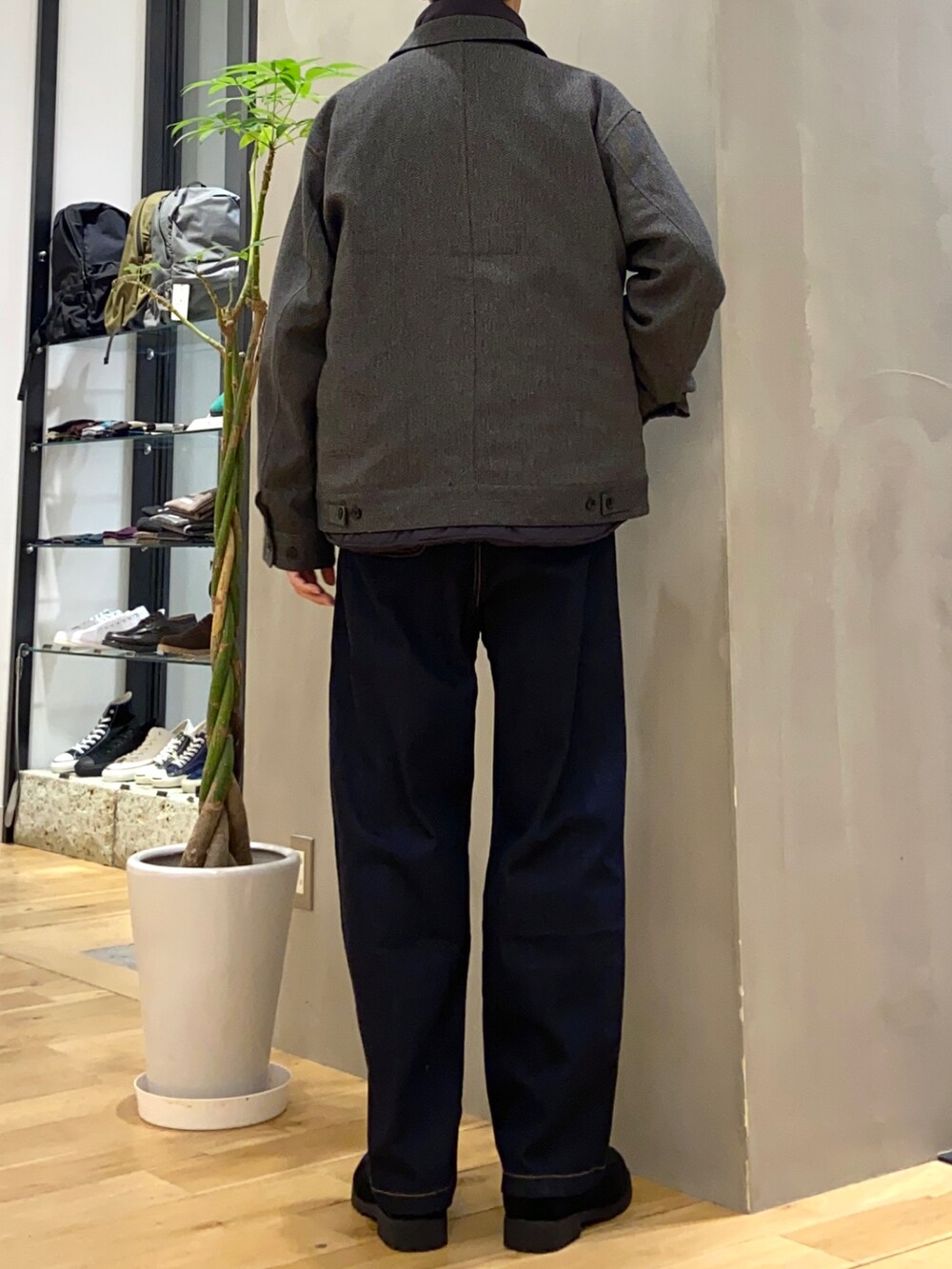 グレー系のブルゾン、グレー系のスウェット、ブルー系のその他パンツを着用したメンズの秋コーディネートの4枚目の写真