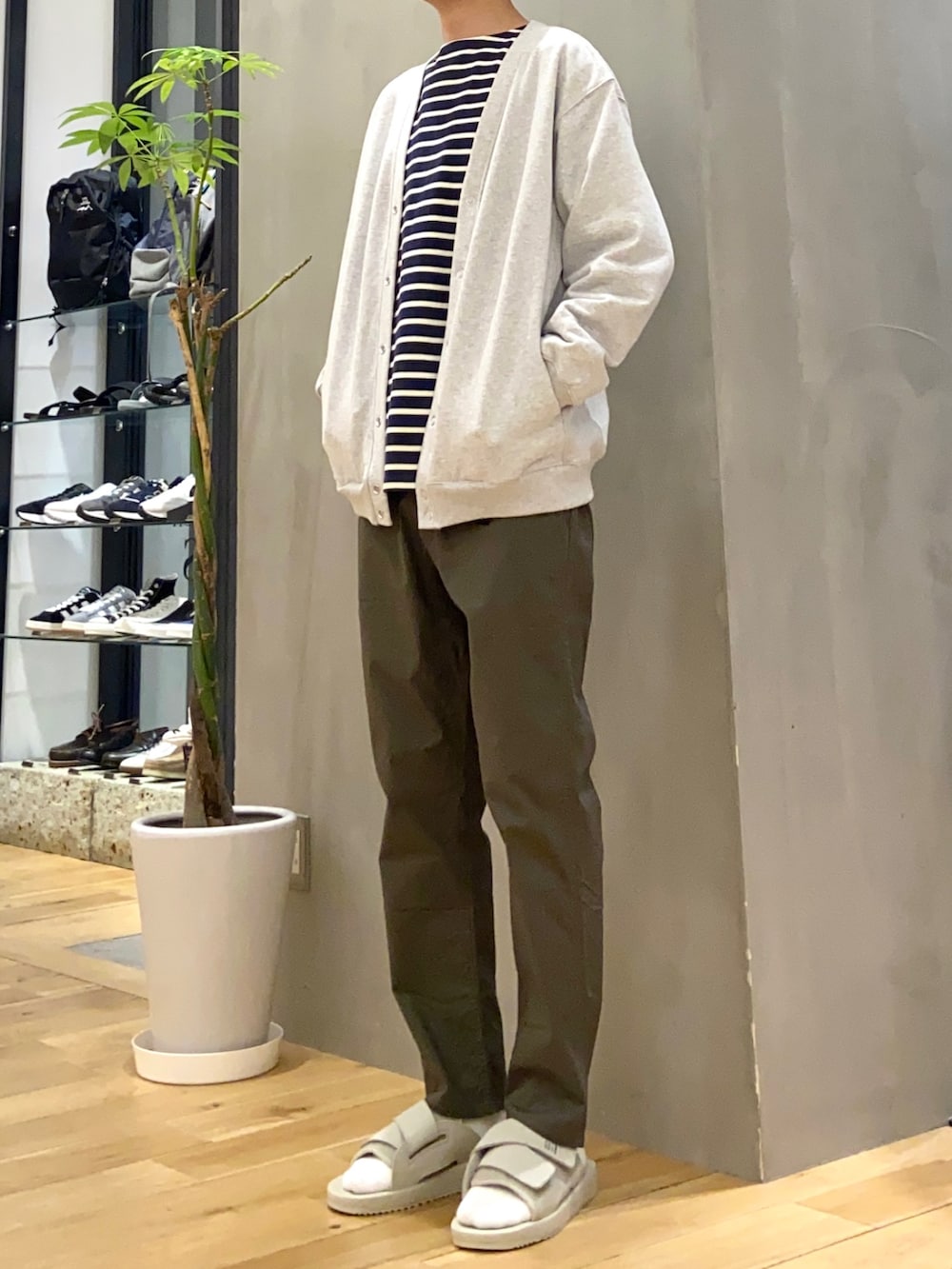 ブルー系のTシャツ/カットソー、グレー系のカーディガン/ボレロ、グリーン系のその他パンツを着用したメンズの春コーディネートの3枚目の写真