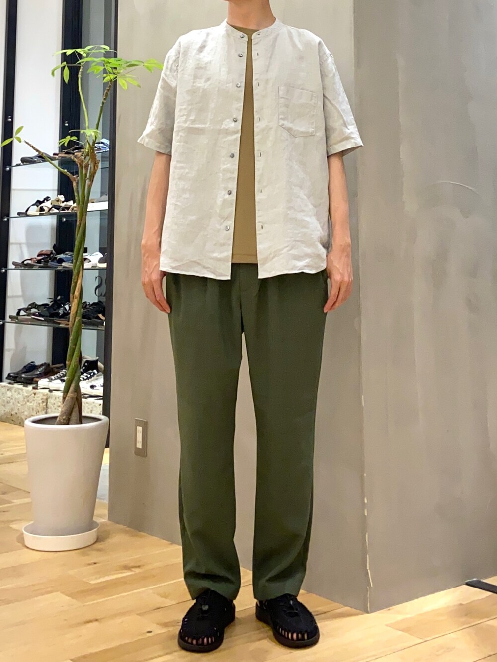 グレー系のシャツ/ブラウス、ゴールド系のTシャツ/カットソー、グリーン系のその他パンツを着用したメンズの夏コーディネートの4枚目の写真