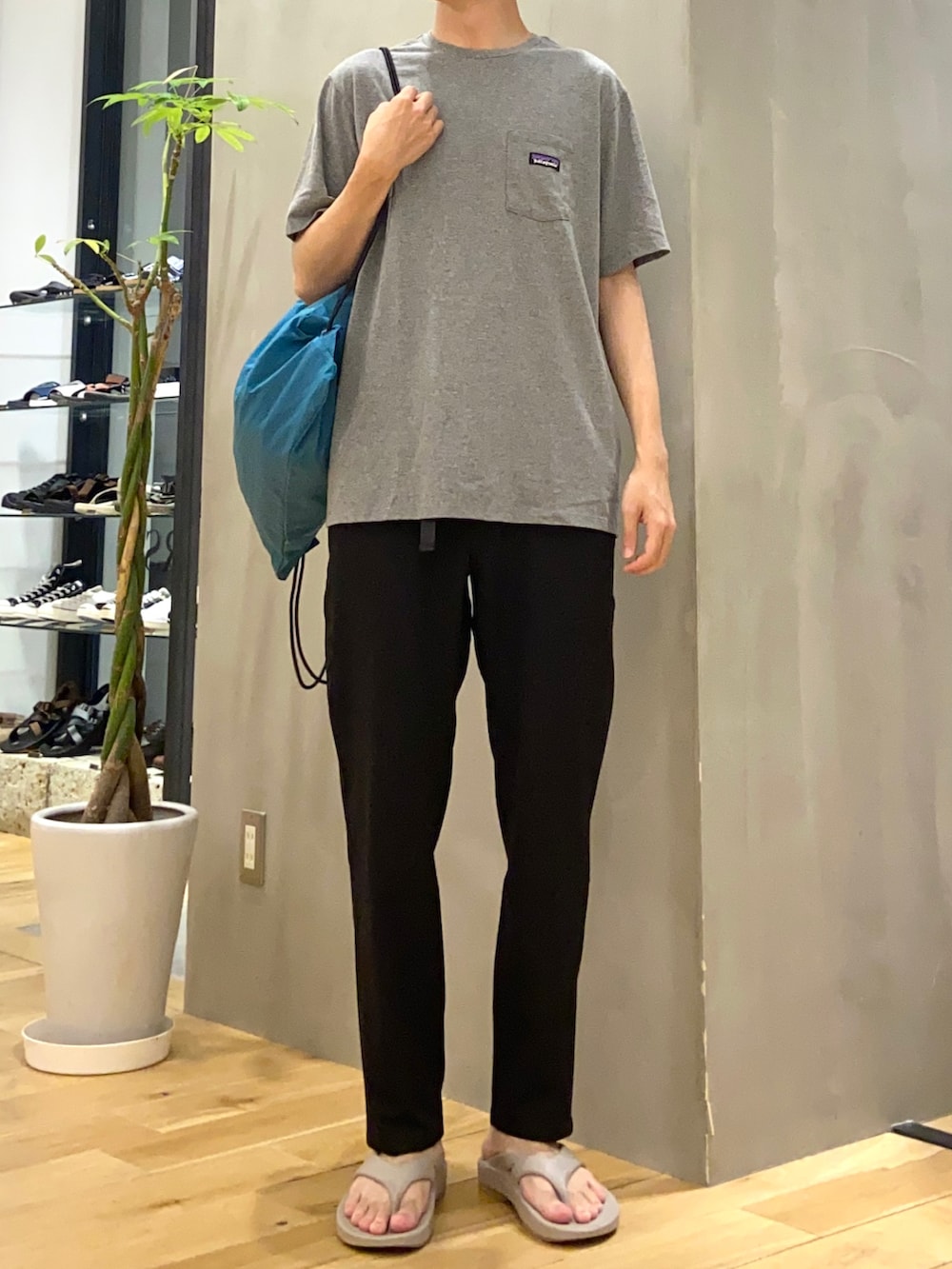 ブルー系のバックパック/リュック、ブラック系のその他パンツ、その他のその他を着用したメンズの夏コーディネートの3枚目の写真