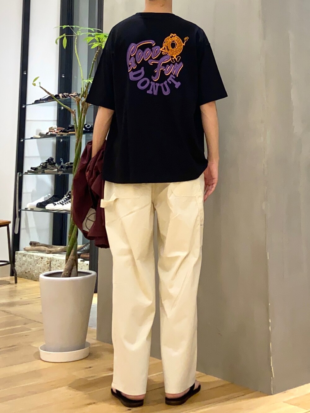 レッド系のブルゾン、ブラック系のTシャツ/カットソー、ホワイト系のその他パンツを着用したメンズの秋コーディネートの2枚目の写真