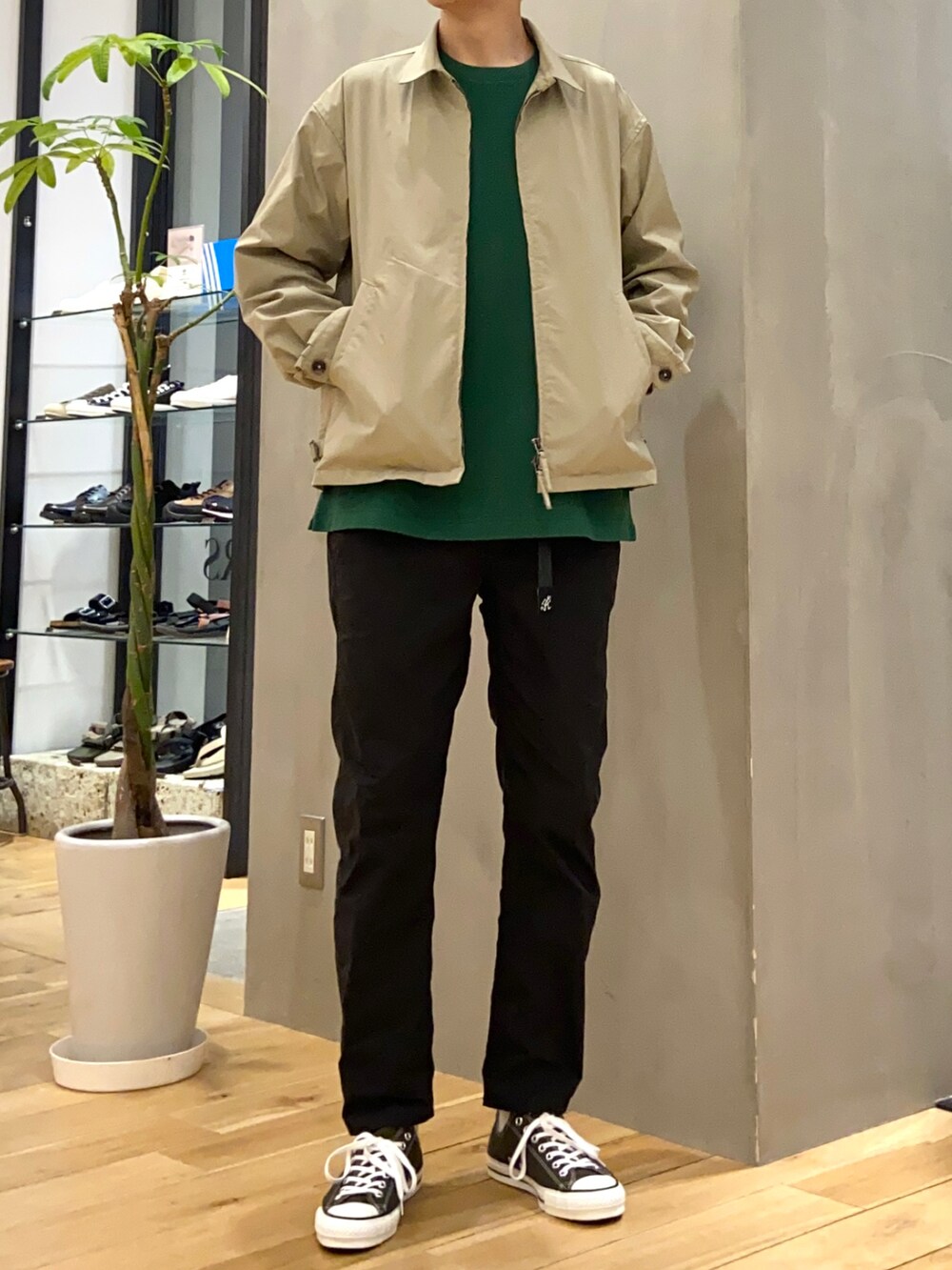 ベージュ系のブルゾン、グリーン系のTシャツ/カットソー、ブラック系のその他パンツを着用したメンズの春コーディネートの3枚目の写真