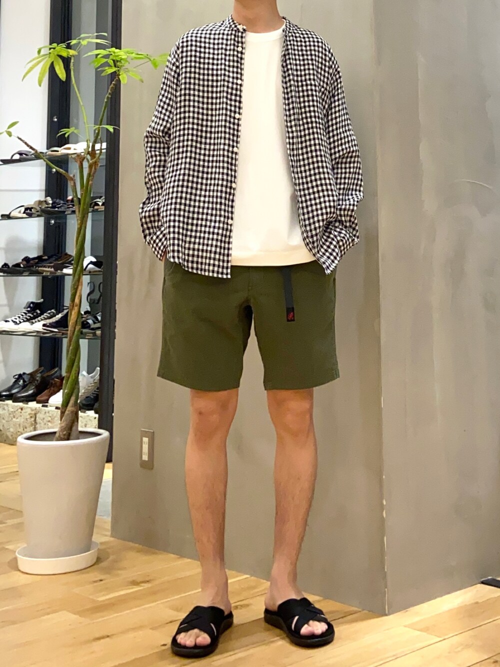 ホワイト系のTシャツ/カットソー、ホワイト系のシャツ/ブラウス、ブラック系のサンダルを着用したメンズの夏コーディネートの2枚目の写真