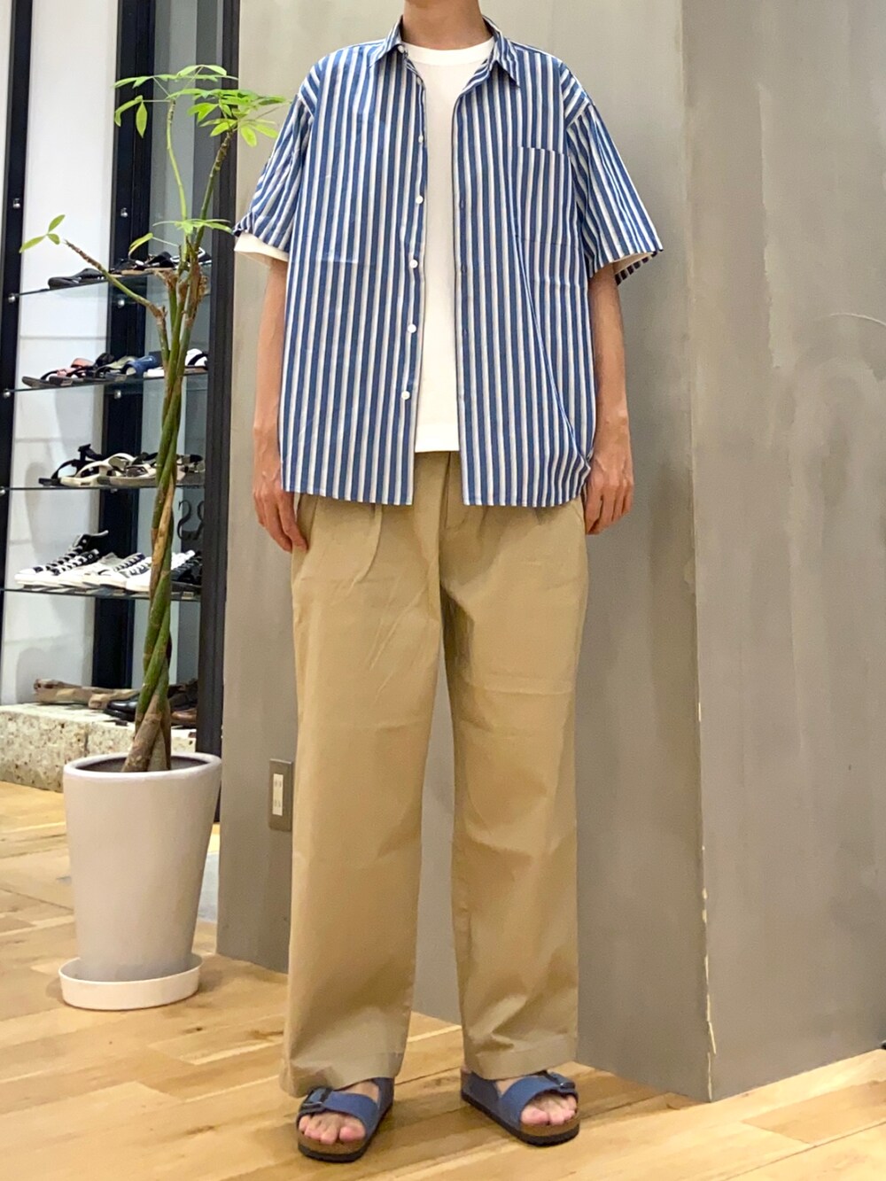 ブルー系のシャツ/ブラウス、ホワイト系のTシャツ/カットソー、ブルー系のサンダルを着用したメンズの夏コーディネートの3枚目の写真