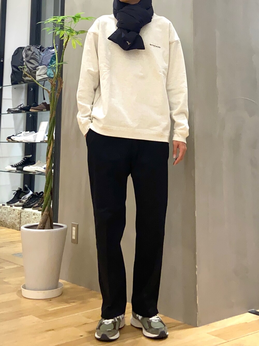 ブルー系のダウンジャケット/コート、ブラック系のその他パンツ、グレー系のスウェットを着用したメンズの秋コーディネートの2枚目の写真