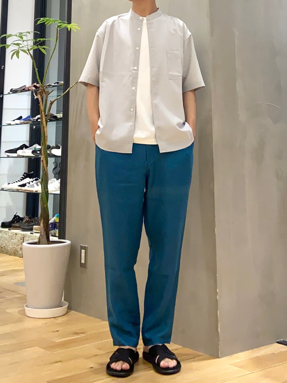 グレー系のシャツ/ブラウス、ホワイト系のTシャツ/カットソー、ブルー系のその他パンツを着用したメンズの夏コーディネートの3枚目の写真