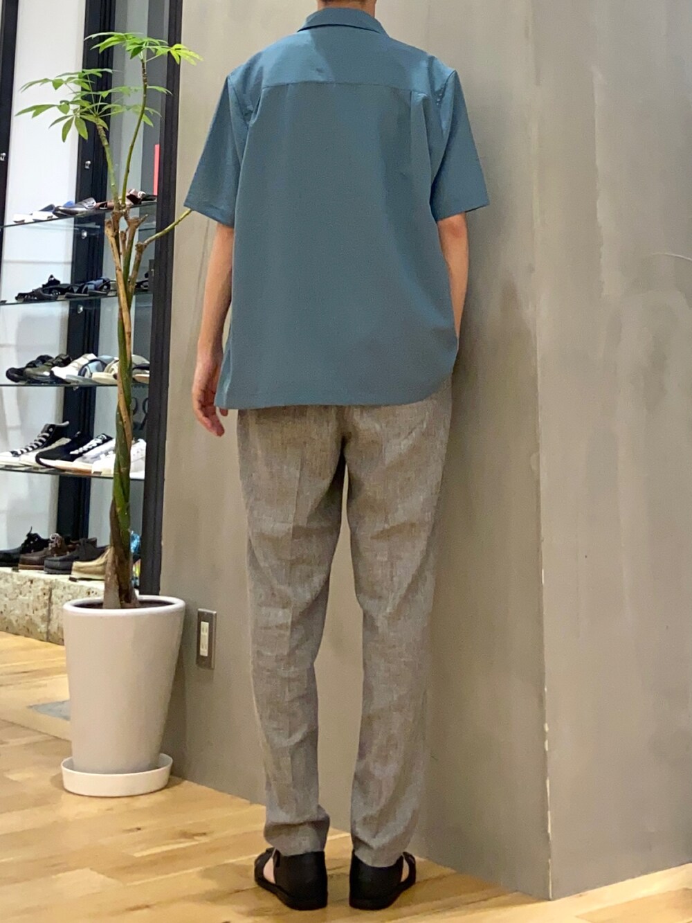 ブルー系のシャツ/ブラウス、ホワイト系のTシャツ/カットソー、ブラウン系のその他パンツを着用したメンズの夏コーディネートの3枚目の写真