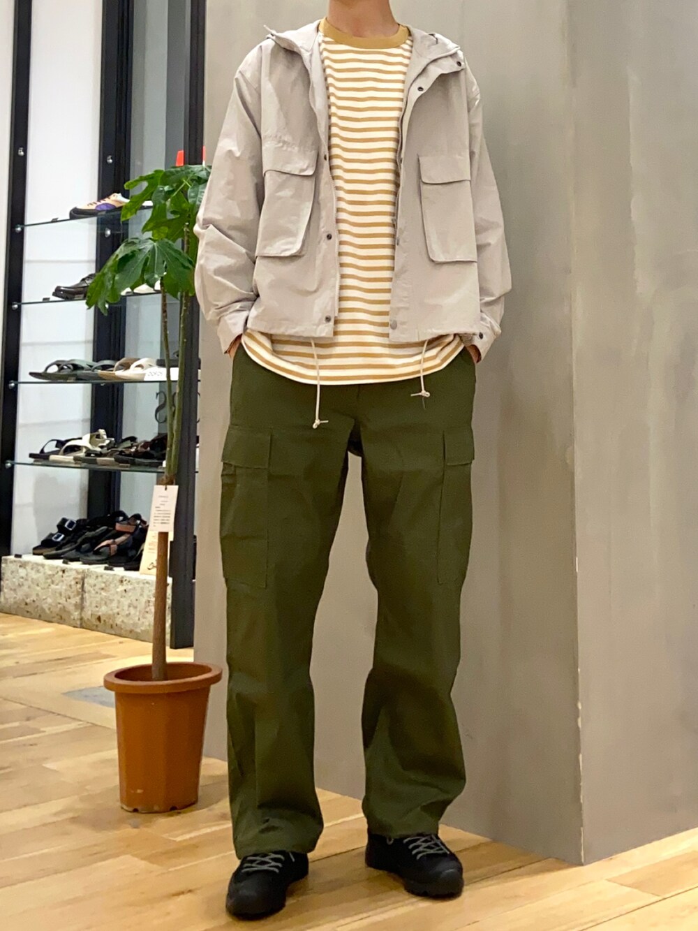 ホワイト系のマウンテンパーカー、イエロー系のTシャツ/カットソー、グリーン系のその他パンツを着用したメンズの春コーディネートの2枚目の写真