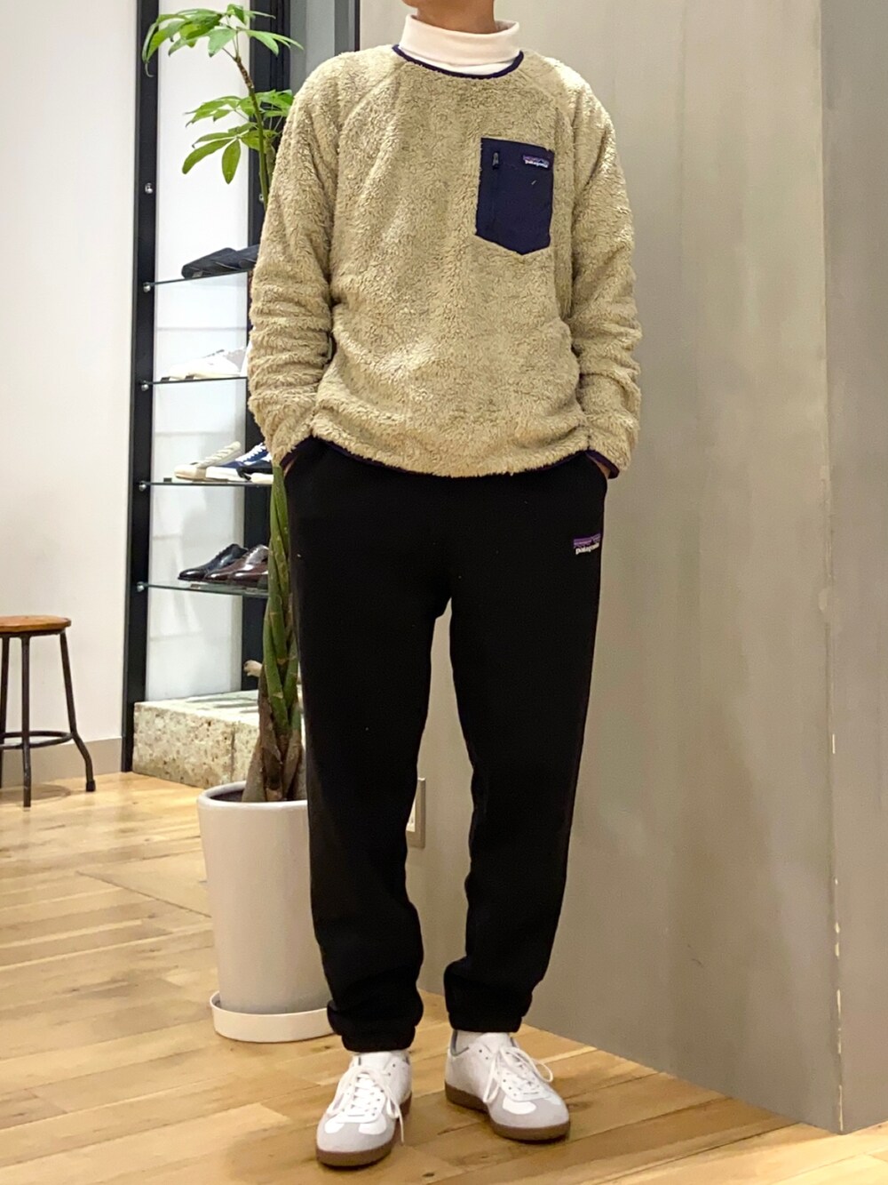 ホワイト系のTシャツ/カットソー、ホワイト系のスニーカー、グレー系のダウンジャケット/コートを着用したメンズの冬コーディネートの2枚目の写真