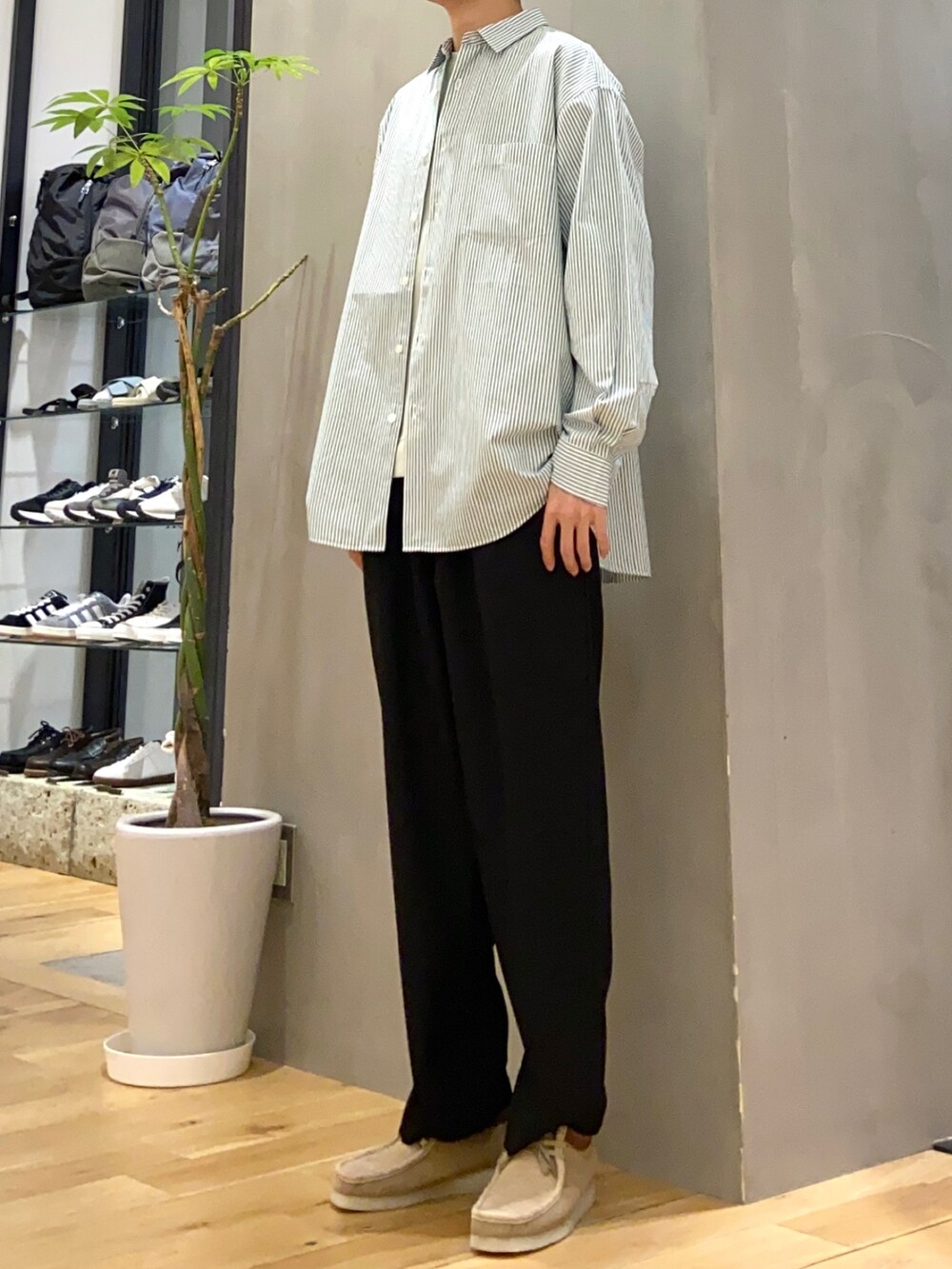 グリーン系のシャツ/ブラウス、グリーン系のTシャツ/カットソー、ブラック系のその他パンツを着用したメンズの春コーディネートの4枚目の写真