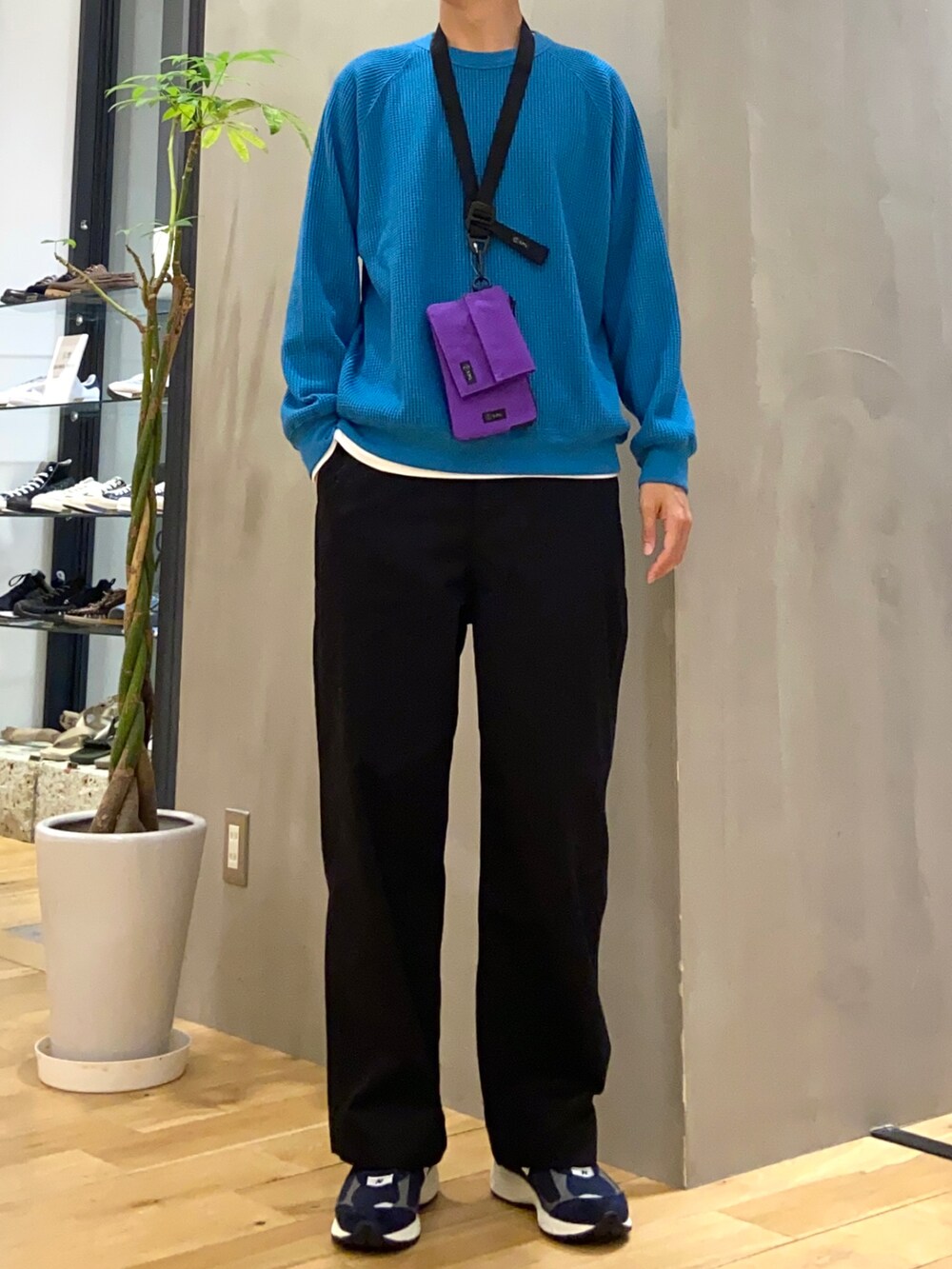 ブルー系のTシャツ/カットソー、パープル系のショルダーバッグ、ホワイト系のTシャツ/カットソーを着用したメンズの秋コーディネートの2枚目の写真