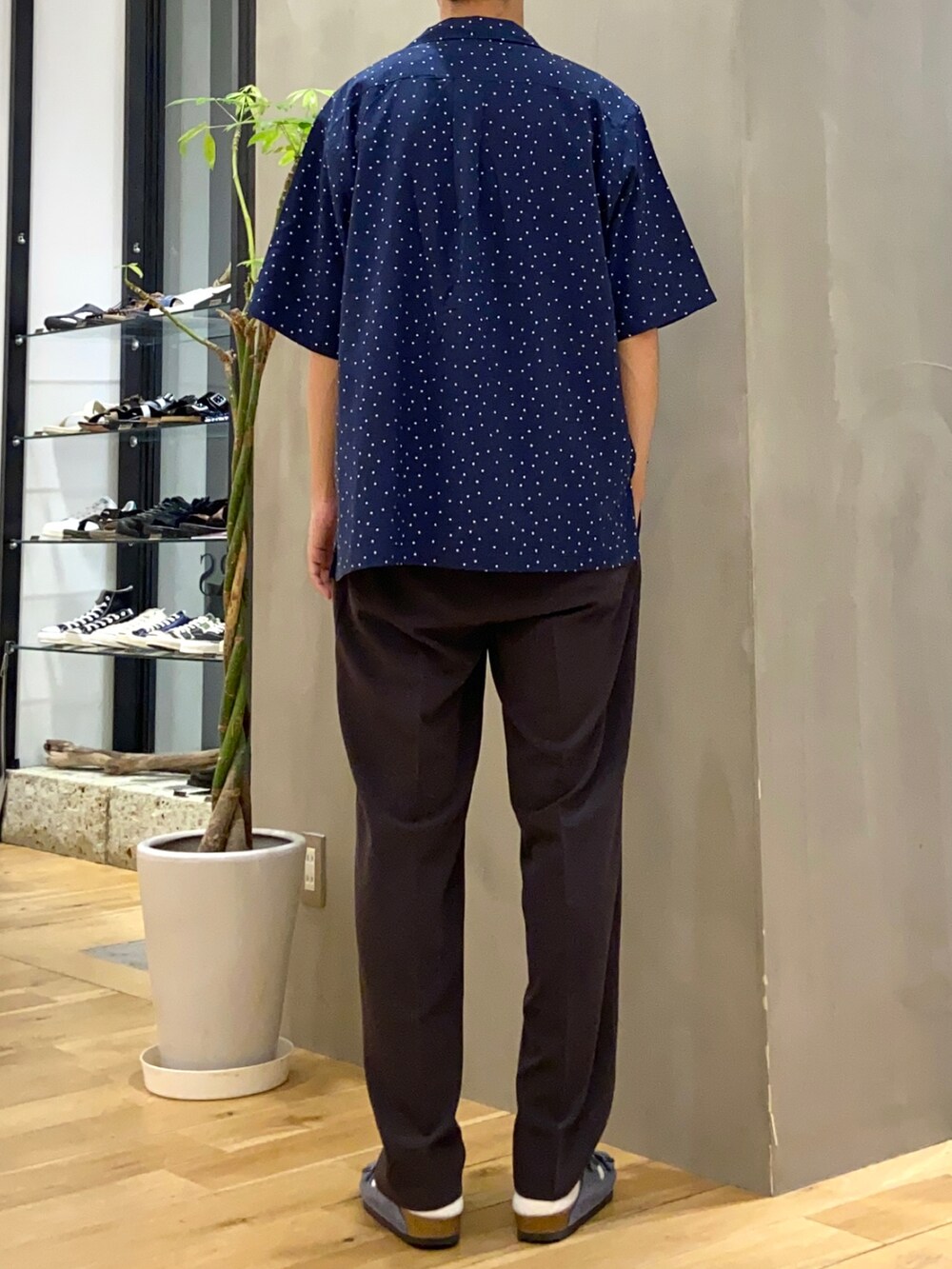 ブルー系のシャツ/ブラウス、ホワイト系のTシャツ/カットソー、ブルー系のサンダルを着用したメンズの夏コーディネートの3枚目の写真