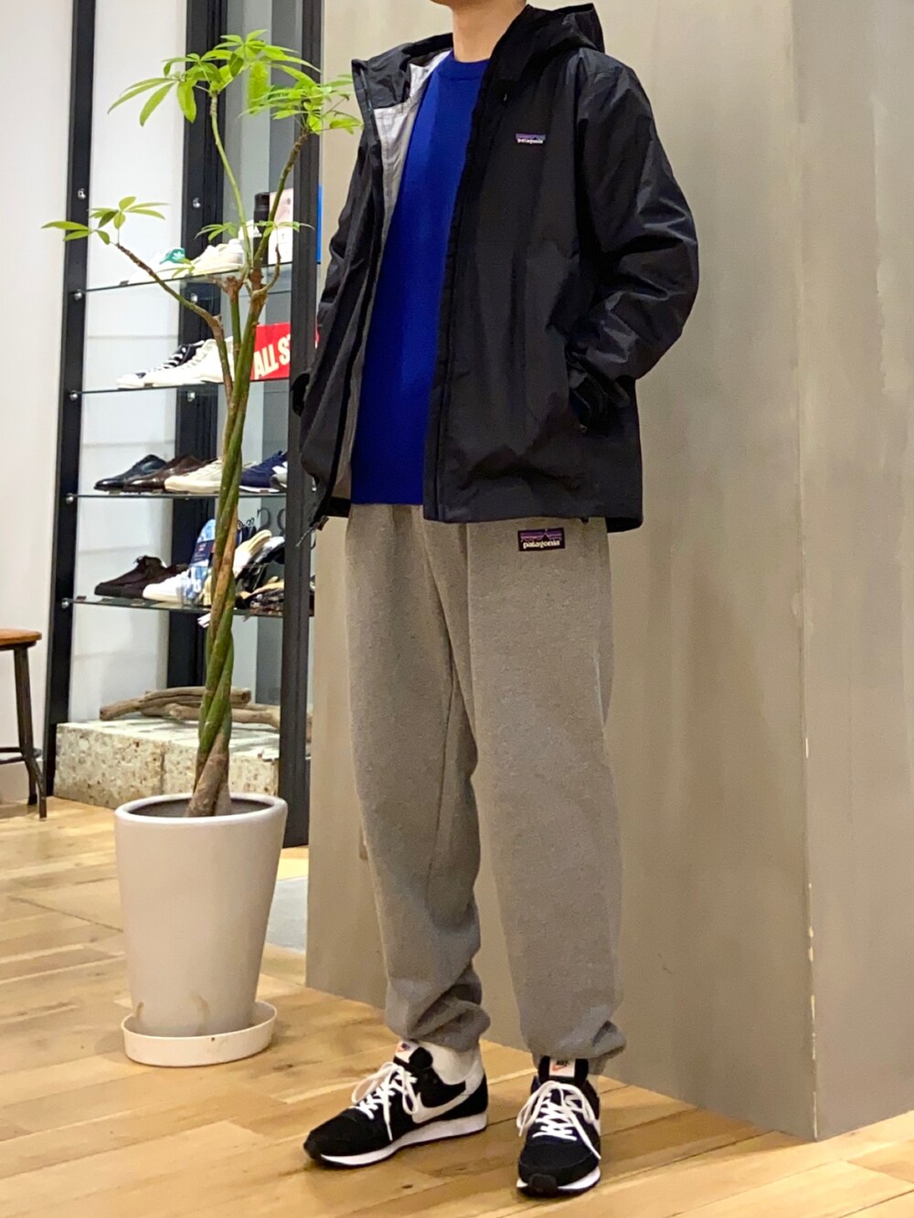 ブルー系のニット/セーター、その他のその他、ホワイト系のその他を着用したメンズの冬コーディネートの5枚目の写真