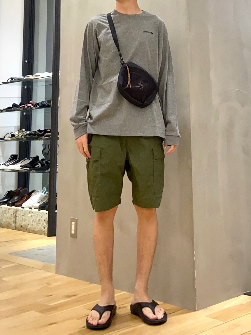 ブラック系のショルダーバッグ、ブラック系のサンダル、グリーン系のその他パンツを着用したメンズの春コーディネートの2枚目の写真