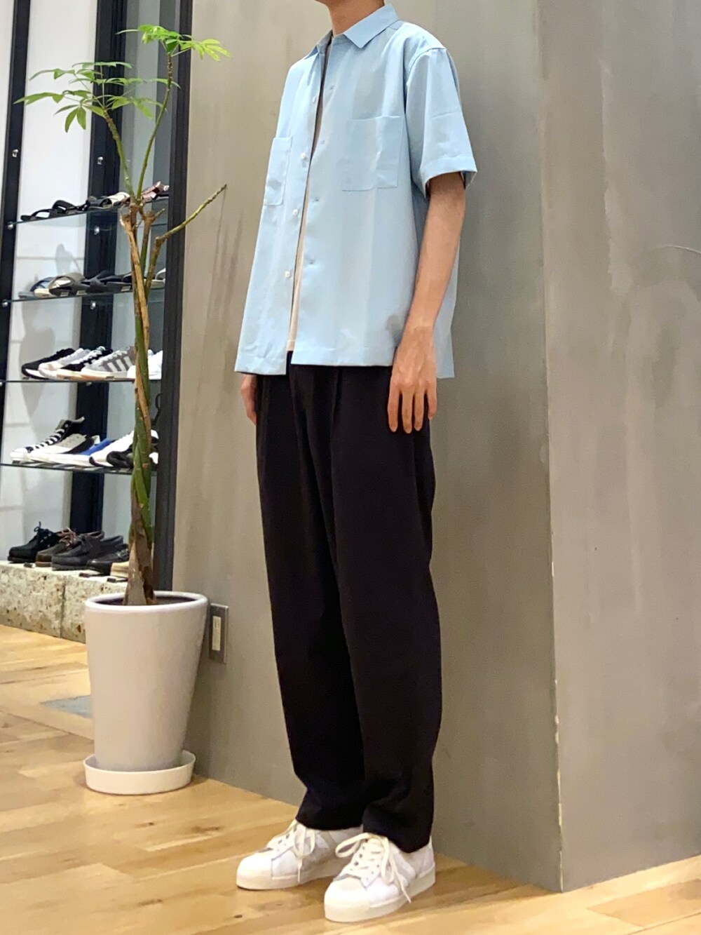 ブルー系のシャツ/ブラウス、グレー系のTシャツ/カットソー、ブラック系のその他パンツを着用したメンズの夏コーディネートの3枚目の写真