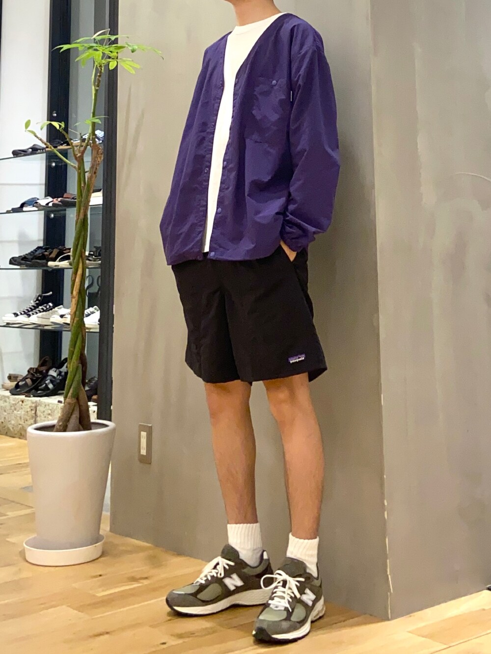 パープル系のブルゾン、ホワイト系のTシャツ/カットソー、ブルー系のその他を着用したメンズの夏コーディネートの3枚目の写真