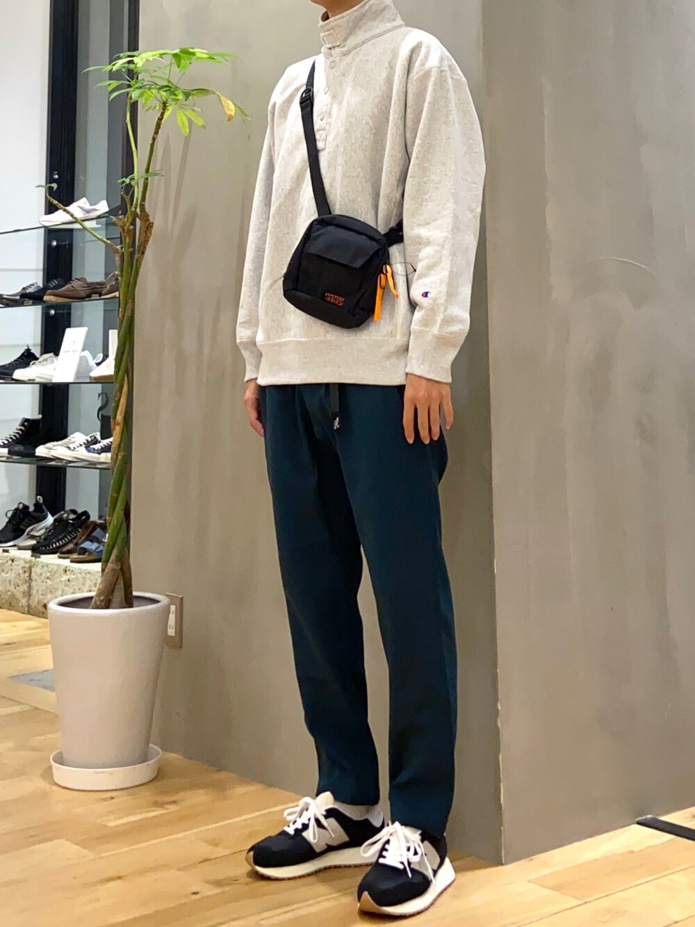 グレー系のスウェット、ブルー系のその他パンツ、ブラック系のスニーカーを着用したメンズの秋コーディネートの2枚目の写真