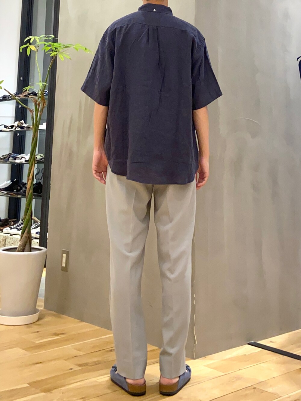 ブルー系のシャツ/ブラウス、ブルー系のTシャツ/カットソー、ブルー系のサンダルを着用したメンズの夏コーディネートの4枚目の写真