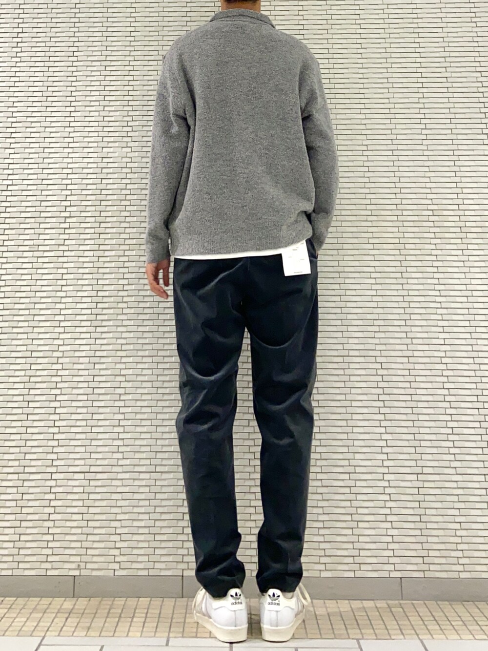 グレー系のポロシャツ、ホワイト系のTシャツ/カットソー、グリーン系のその他パンツを着用したメンズの秋コーディネートの3枚目の写真