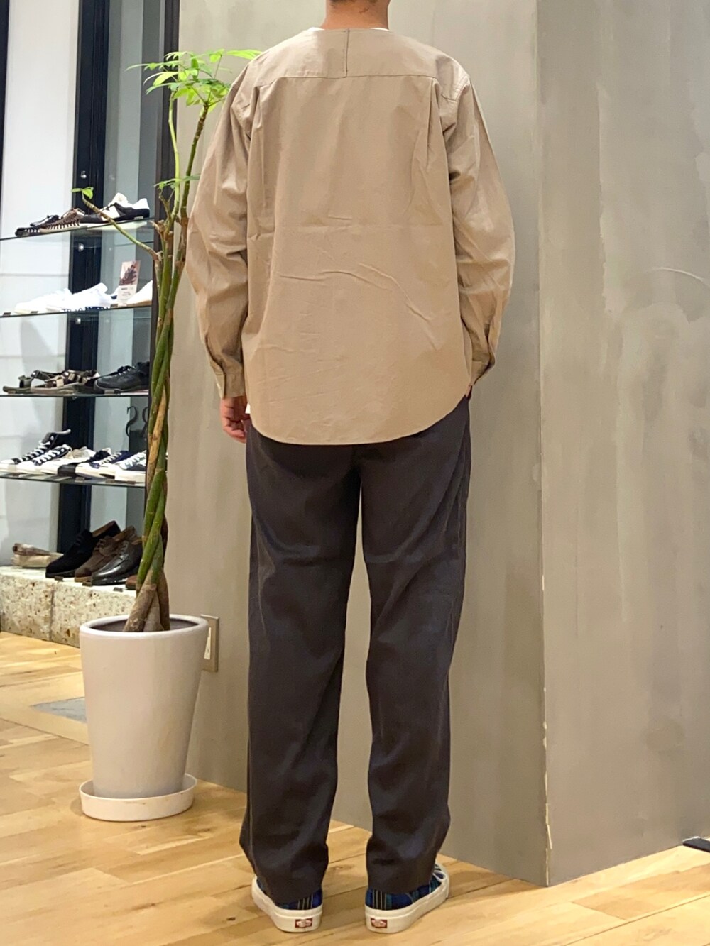 ベージュ系のシャツ/ブラウス、ホワイト系のTシャツ/カットソー、ブラック系のその他パンツを着用したメンズの秋コーディネートの3枚目の写真