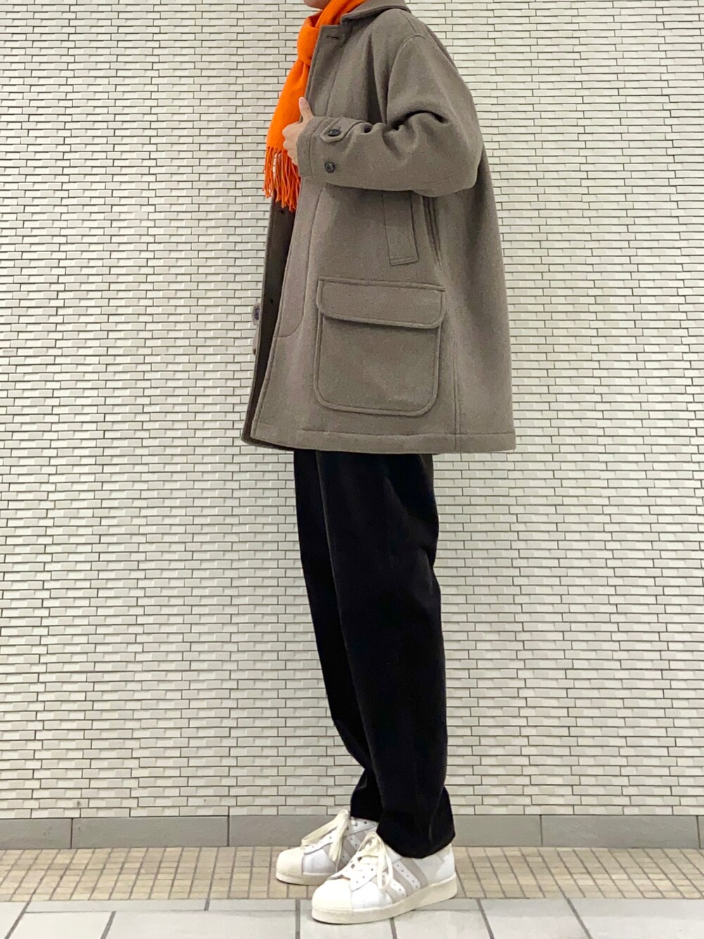 ブラウン系のその他アウター、ブラウン系のニット/セーター、グレー系のその他パンツを着用したメンズの秋コーディネートの3枚目の写真