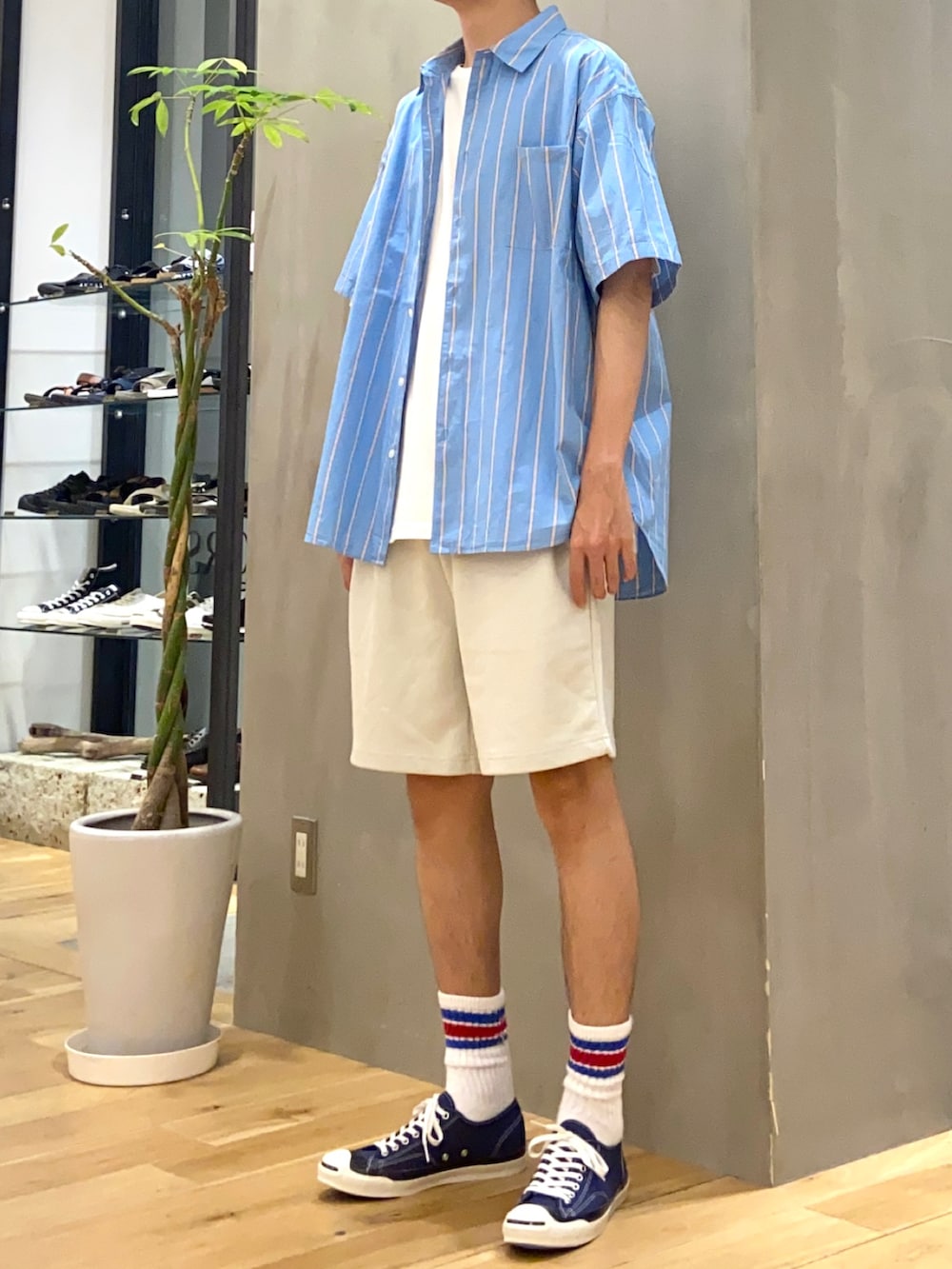 ブルー系のシャツ/ブラウス、ホワイト系のTシャツ/カットソー、ホワイト系のその他パンツを着用したメンズの夏コーディネートの3枚目の写真