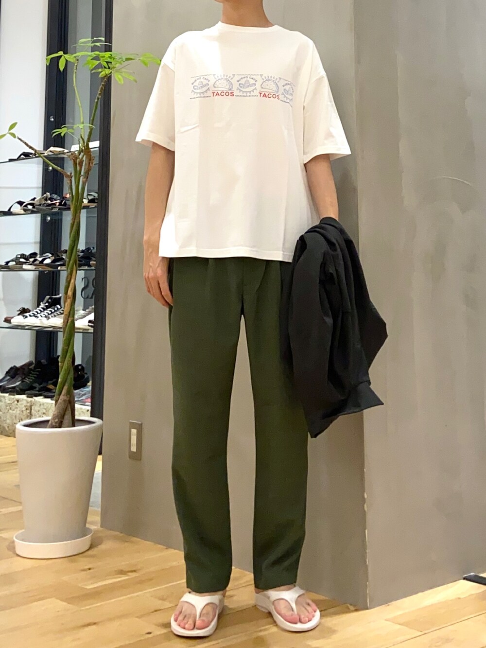 グリーン系のシャツ/ブラウス、ホワイト系のTシャツ/カットソー、ホワイト系のサンダルを着用したメンズの夏コーディネートの2枚目の写真