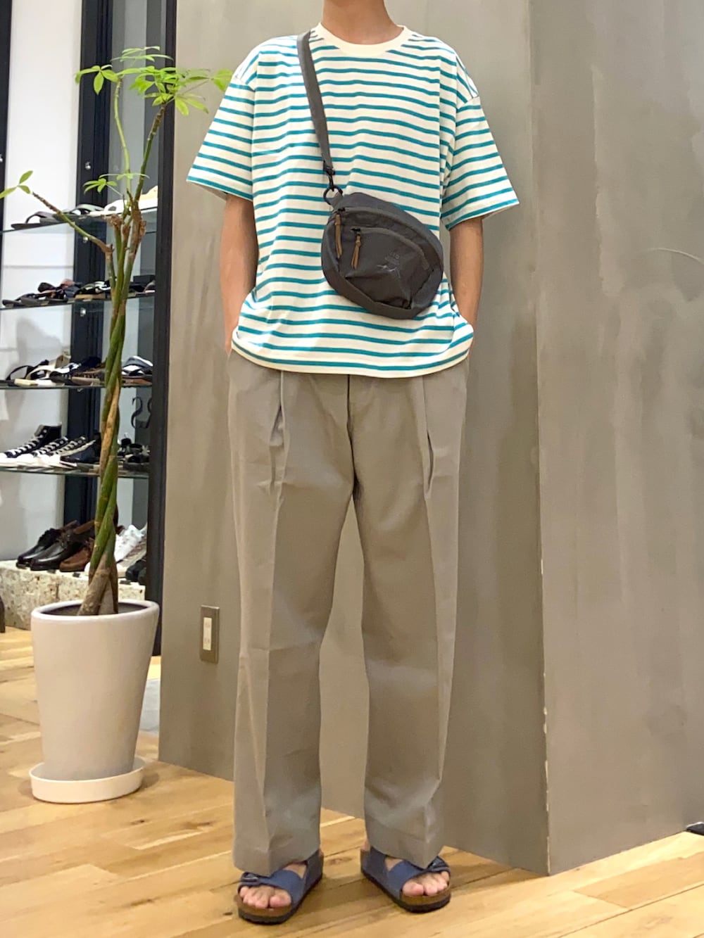 ブルー系のTシャツ/カットソー、グレー系のその他パンツ、ブルー系のサンダルを着用したメンズの夏コーディネートの4枚目の写真