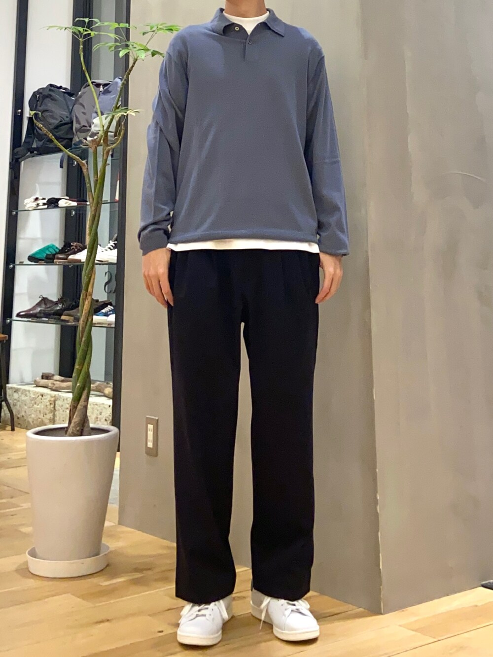 グレー系のチェスターコート、ホワイト系のTシャツ/カットソー、ブルー系のその他パンツを着用したメンズの冬コーディネートの2枚目の写真