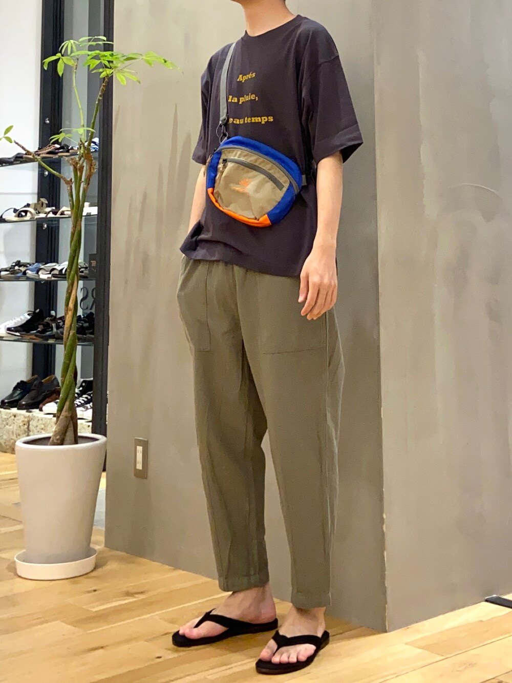 グレー系のTシャツ/カットソー、その他のショルダーバッグ、ブラック系のサンダルを着用したメンズの夏コーディネートの2枚目の写真