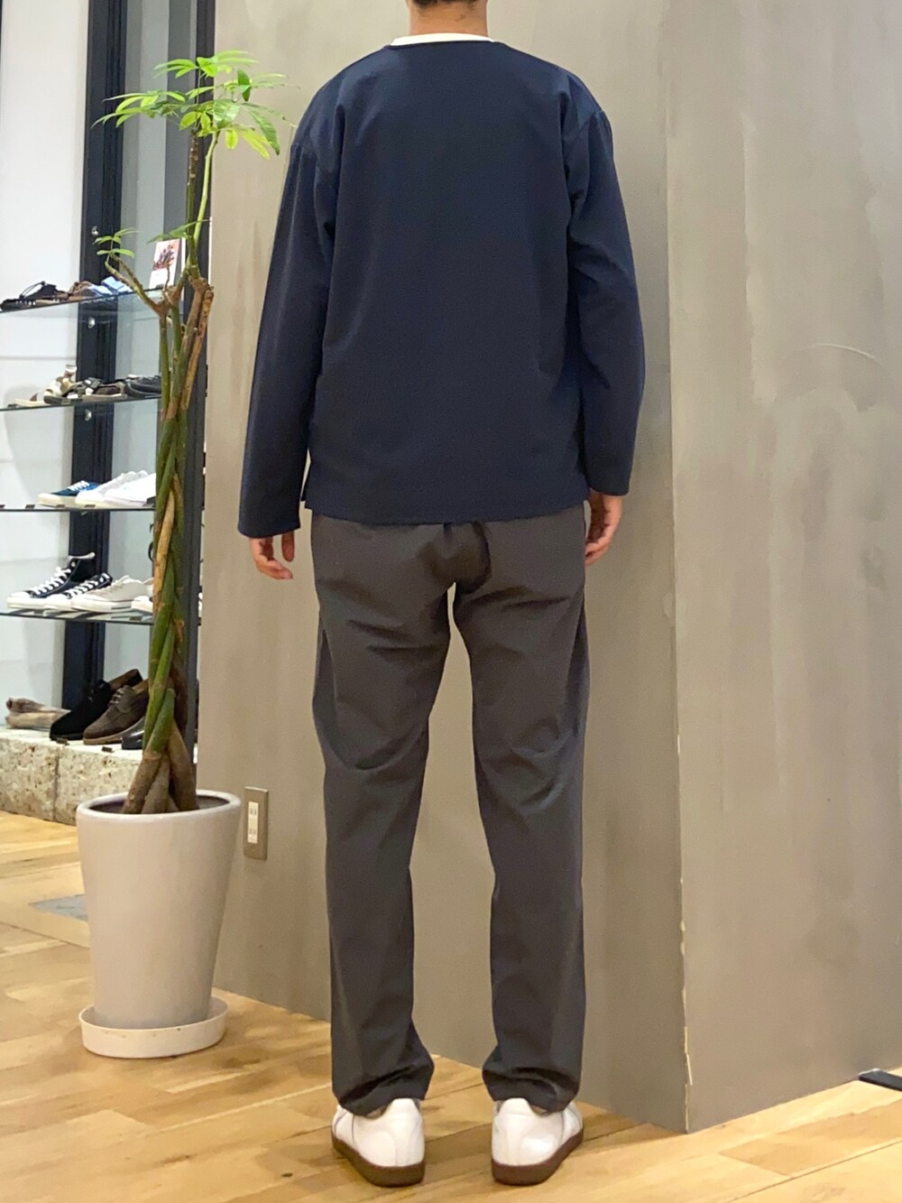 ブルー系のカーディガン/ボレロ、ホワイト系のTシャツ/カットソー、ホワイト系のスニーカーを着用したメンズの秋コーディネートの3枚目の写真