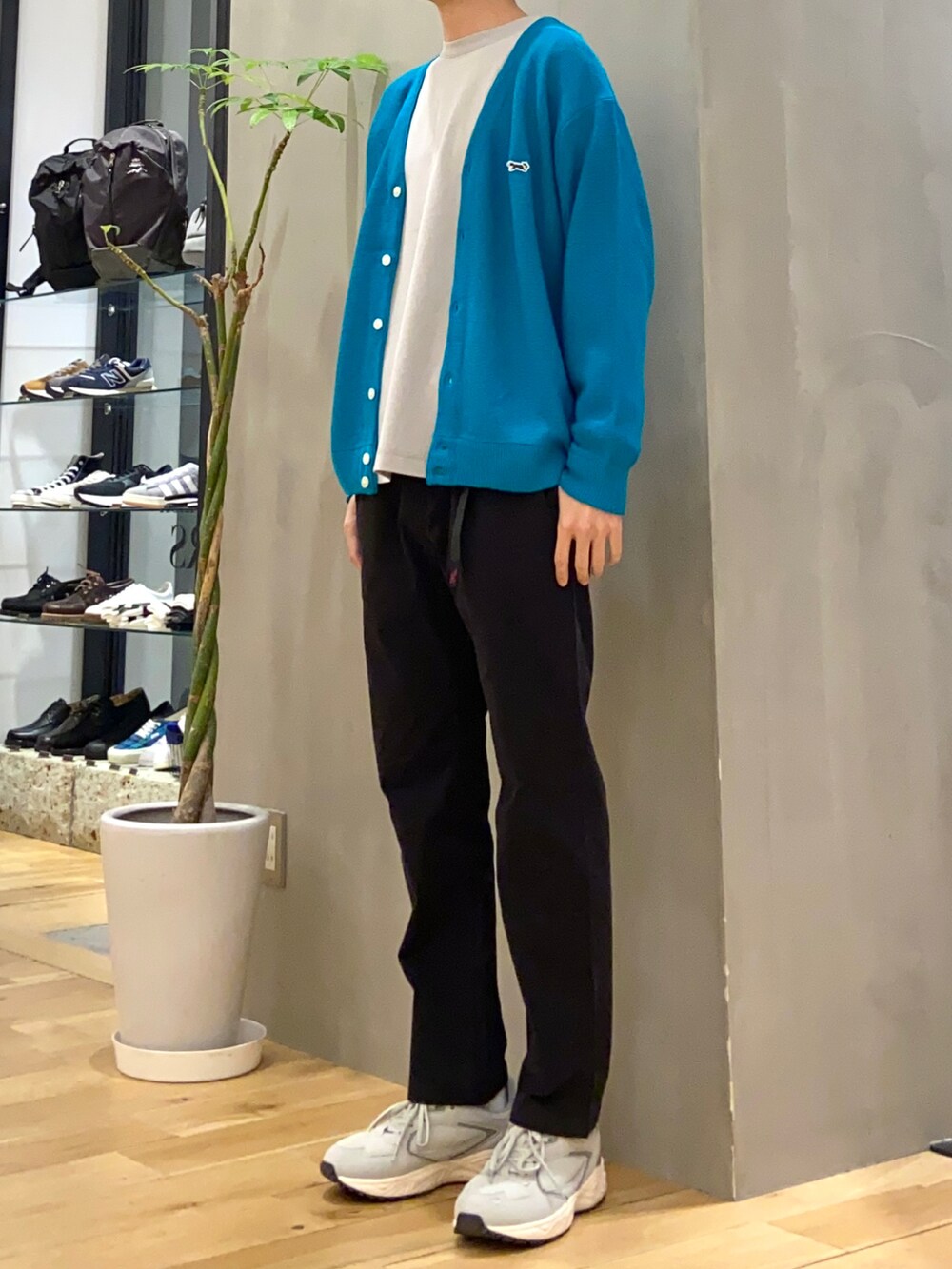 ブルー系のカーディガン/ボレロ、グレー系のTシャツ/カットソー、グレー系のスニーカーを着用したメンズの冬コーディネートの3枚目の写真