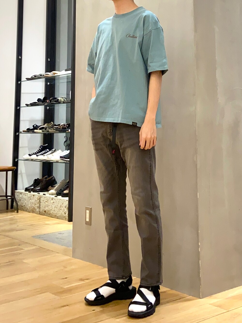 ブルー系のシャツ/ブラウス、グリーン系のTシャツ/カットソー、ブラック系のその他パンツを着用したメンズの春コーディネートの4枚目の写真