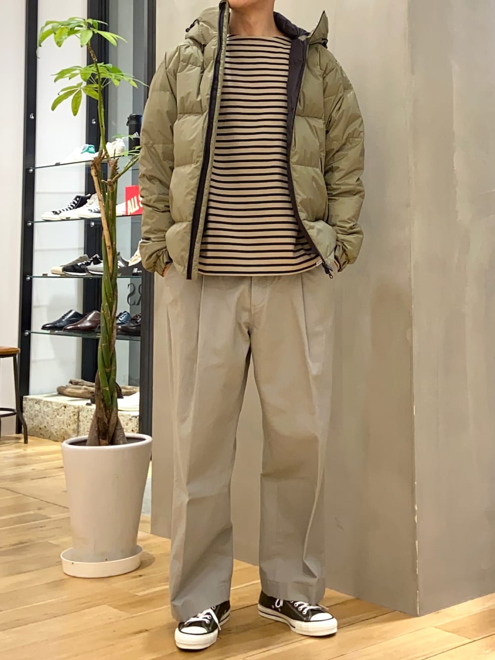 グリーン系のダウンジャケット/コート、ブラック系のTシャツ/カットソー、グレー系のその他パンツを着用したメンズの冬コーディネートの3枚目の写真