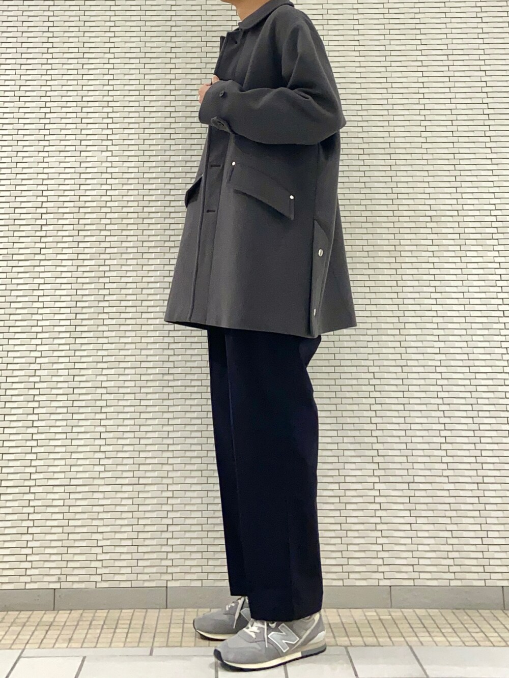 グレー系のその他アウター、ホワイト系のニット/セーター、ブルー系のその他パンツを着用したメンズの冬コーディネートの3枚目の写真