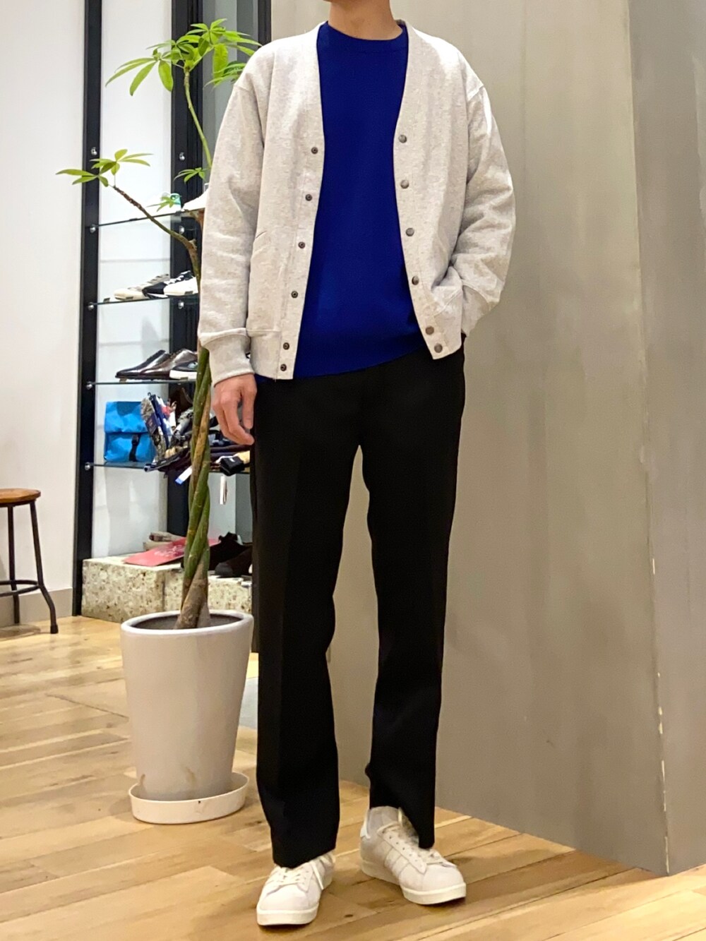 グレー系のカーディガン/ボレロ、ブルー系のニット/セーター、ブラック系のその他パンツを着用したメンズの冬コーディネートの3枚目の写真