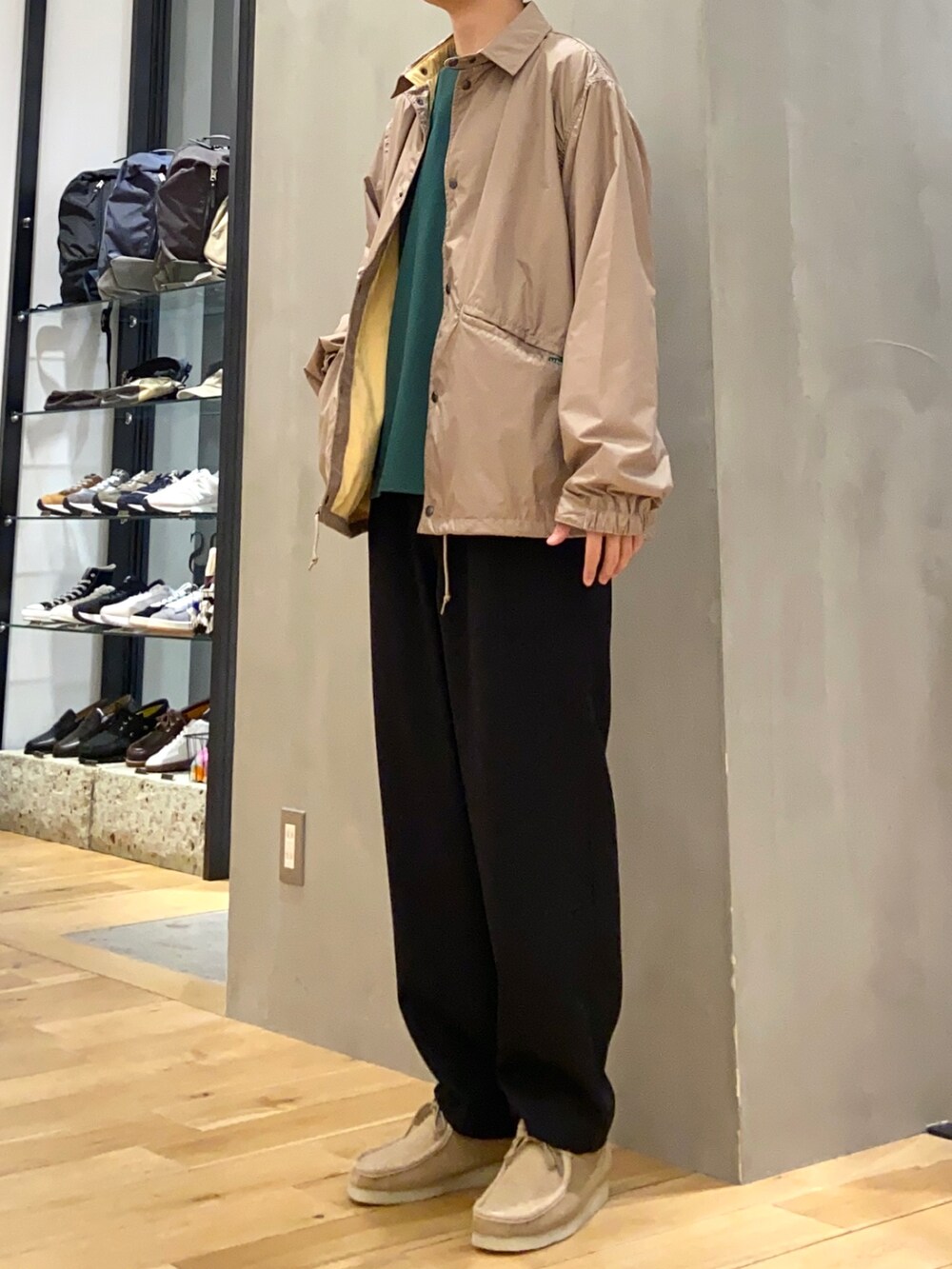 グリーン系のTシャツ/カットソー、ブラック系のその他パンツを着用したメンズの春コーディネートの3枚目の写真