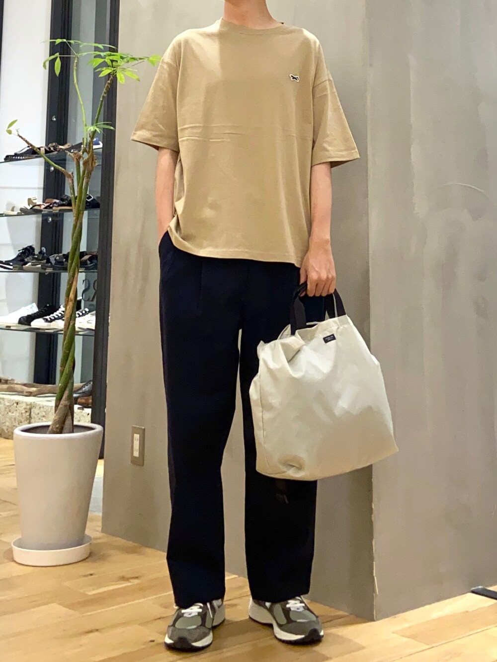 ベージュ系のTシャツ/カットソー、ブルー系のその他パンツを着用したメンズの夏コーディネートの4枚目の写真