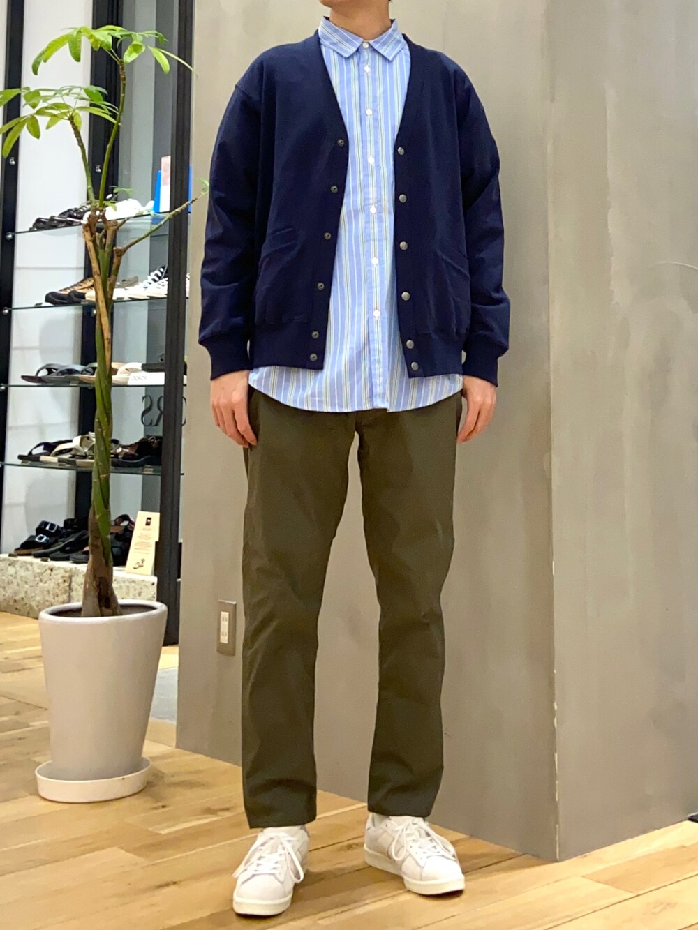 ブルー系のカーディガン/ボレロ、ブルー系のシャツ/ブラウス、ベージュ系のスニーカーを着用したメンズの春コーディネートの3枚目の写真