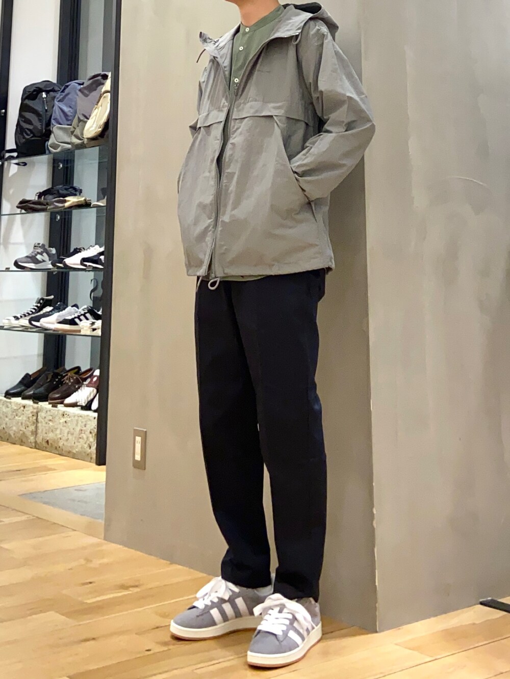 グリーン系のシャツ/ブラウス、ブラック系のその他パンツ、グレー系のスニーカーを着用したメンズの春コーディネートの3枚目の写真